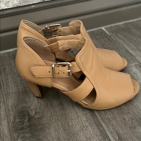 Nurture by Lamaze Tan heels  with Adjustable Strap size 6 1/2 - Picture 4 of 12